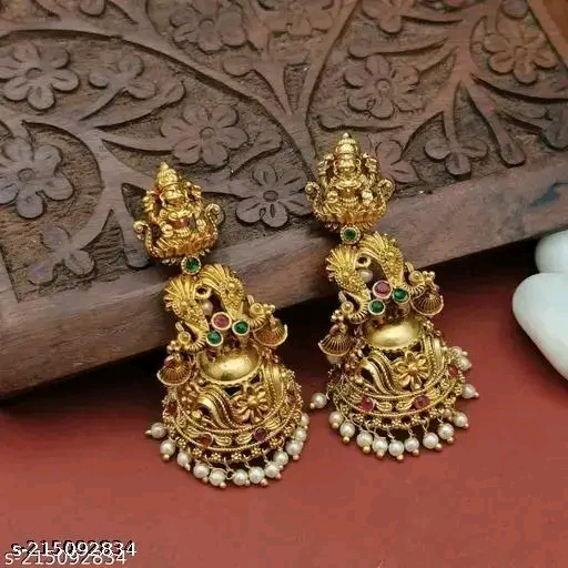 Elegant gold earrings