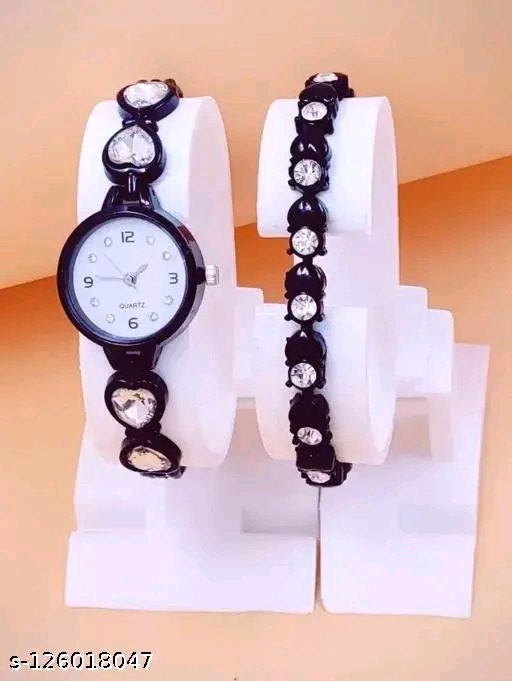 Analog bracelet watch